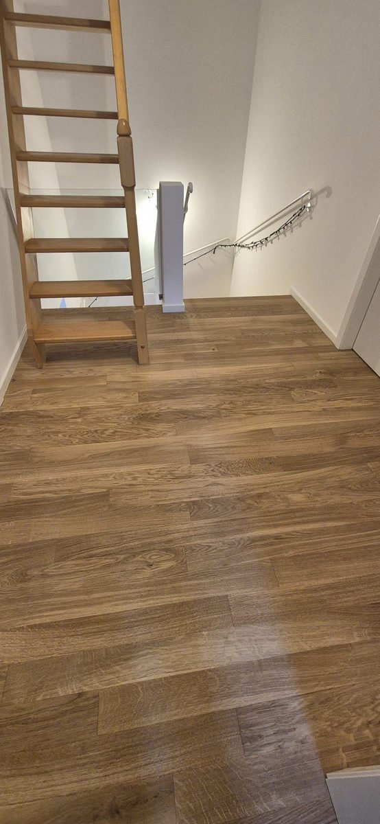 Parquet chevron vitrifié sous une échelle de meunier