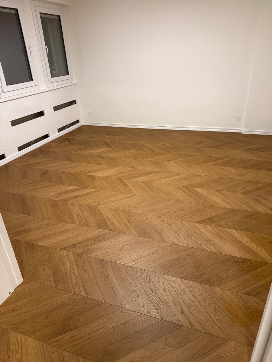 Parquet chevron en chêne naturel dans une chambre