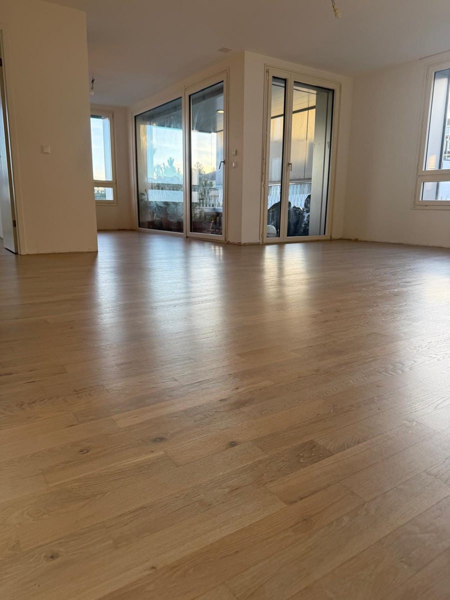 Parquet chêne clair en lames larges dans un grand séjour