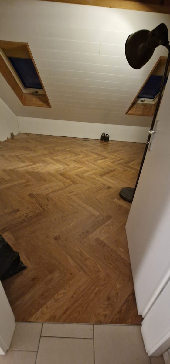 Parquet bâton rompu en chêne clair sous les combles
