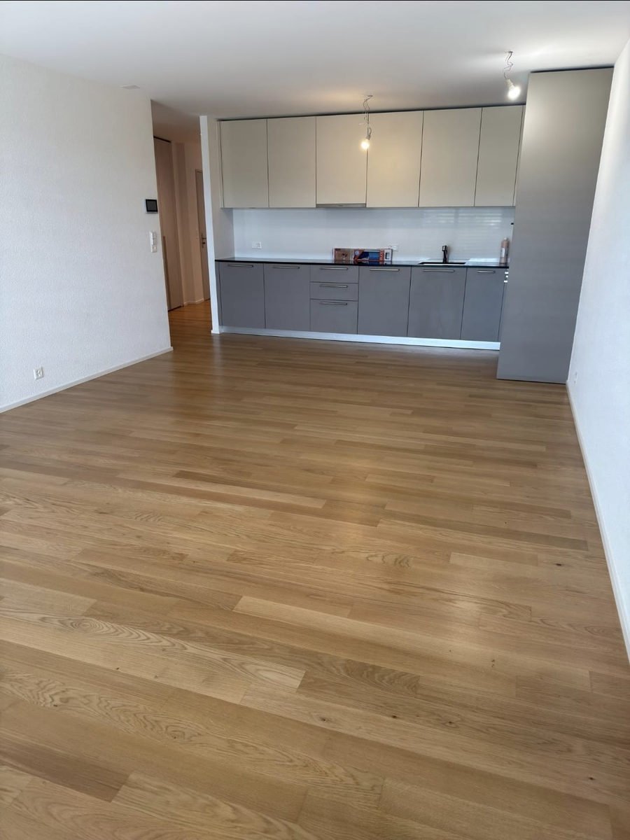Parquet en lames larges chêne clair dans une cuisine