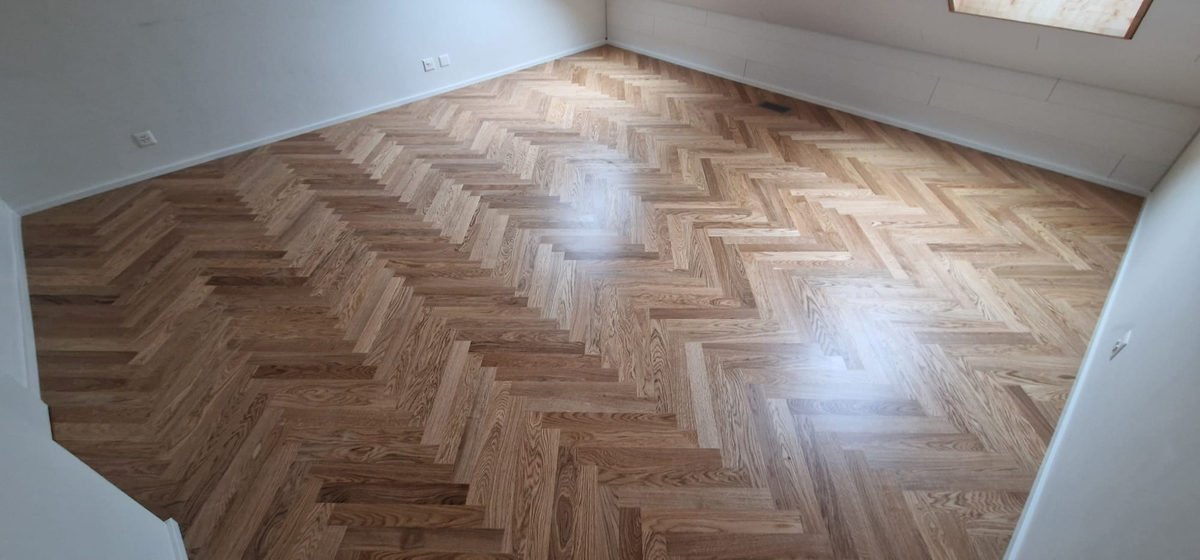 Parquet chevron en chêne naturel dans un salon