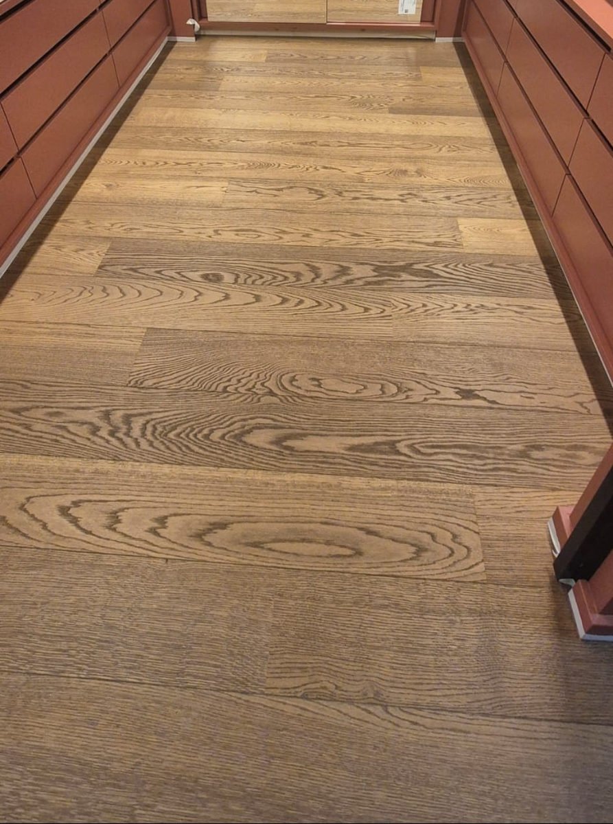 Parquet en lames larges dans un dressing