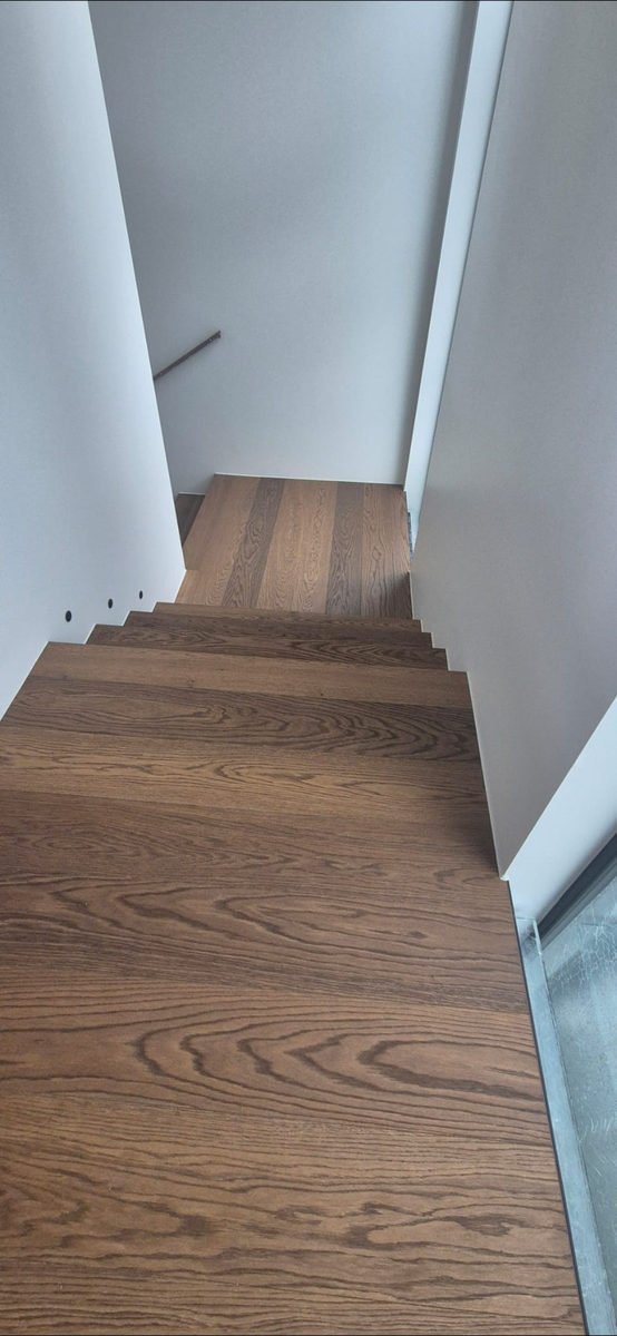 Escalier en chêne foncé