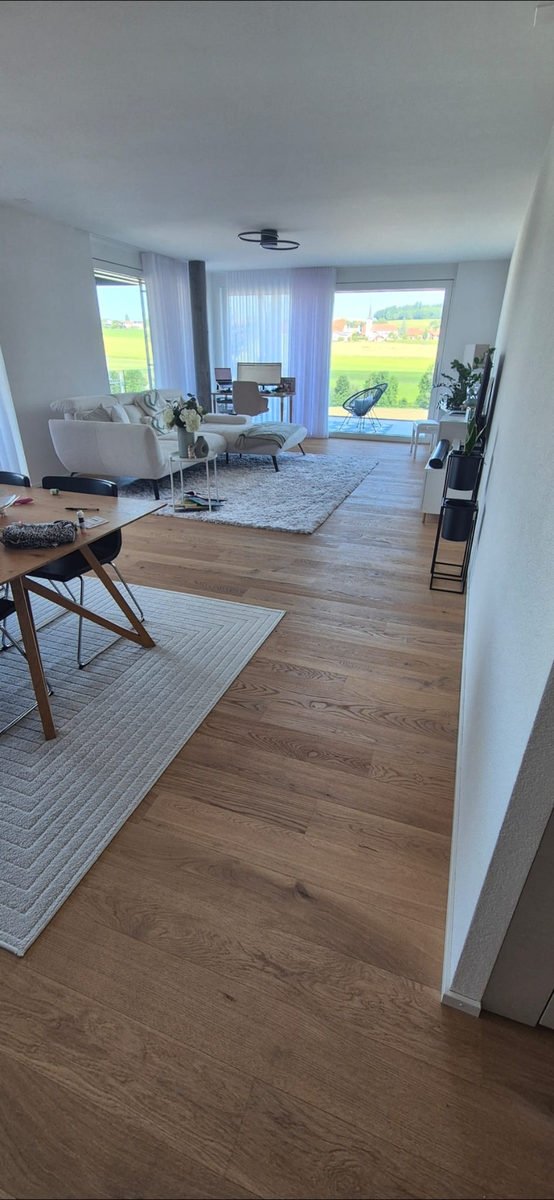 Parquet en lames larges dans un séjour meublé