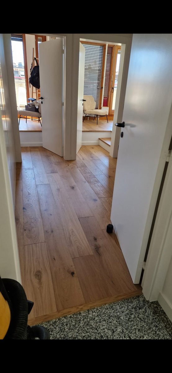 Parquet en lames larges chêne clair, seuil d’une porte