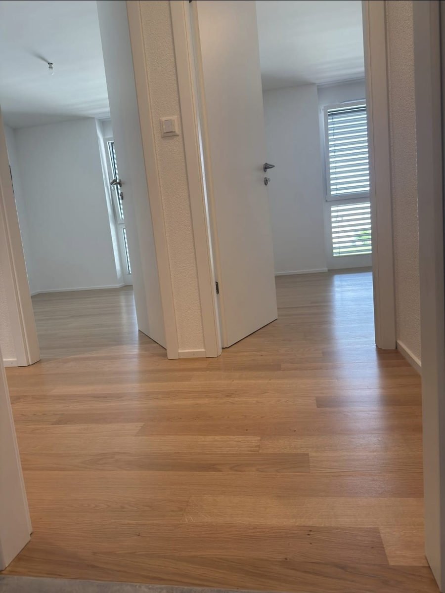 Parquet en lames larges chêne clair dans un couloir