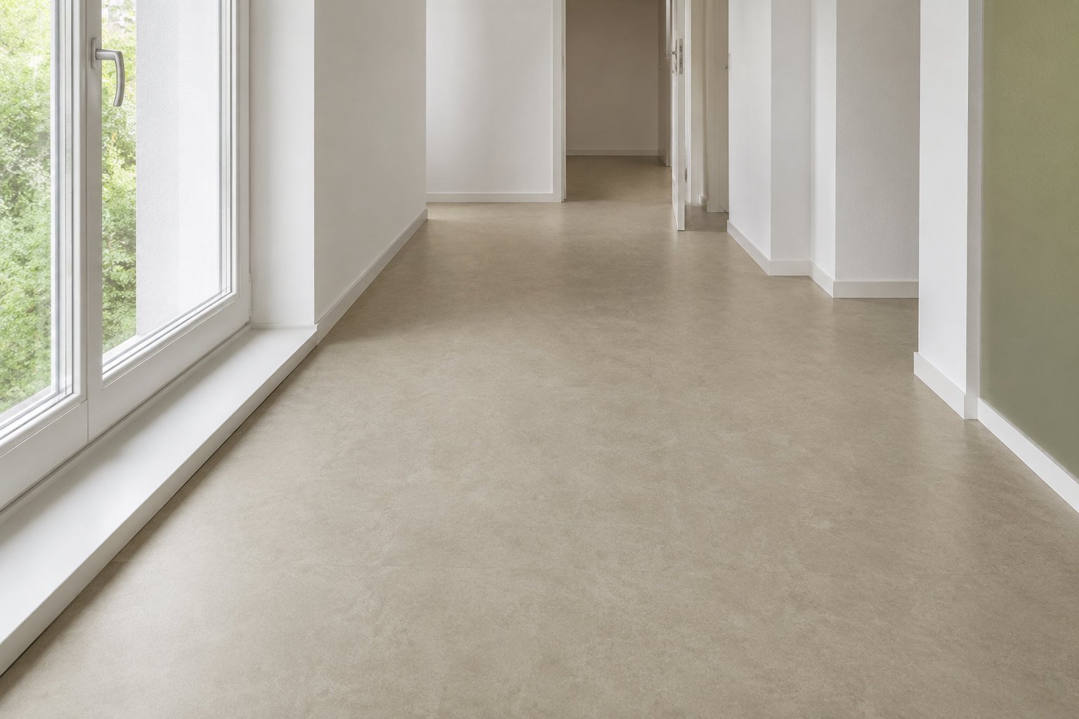 Linoléum posé en lés dans un couloir lumineux